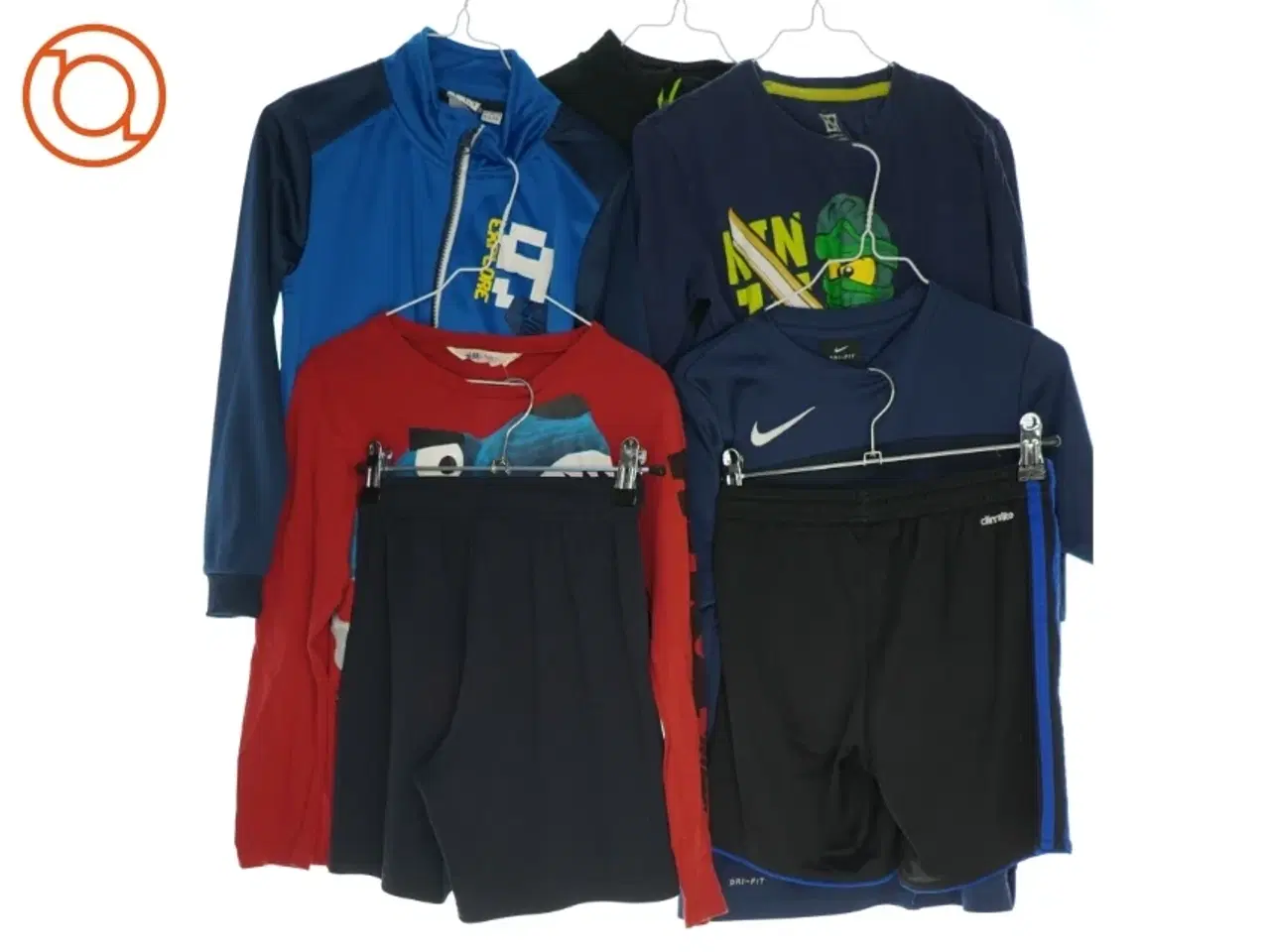 Billede 1 - 5 bluser og 2 par shorts (str. 122)