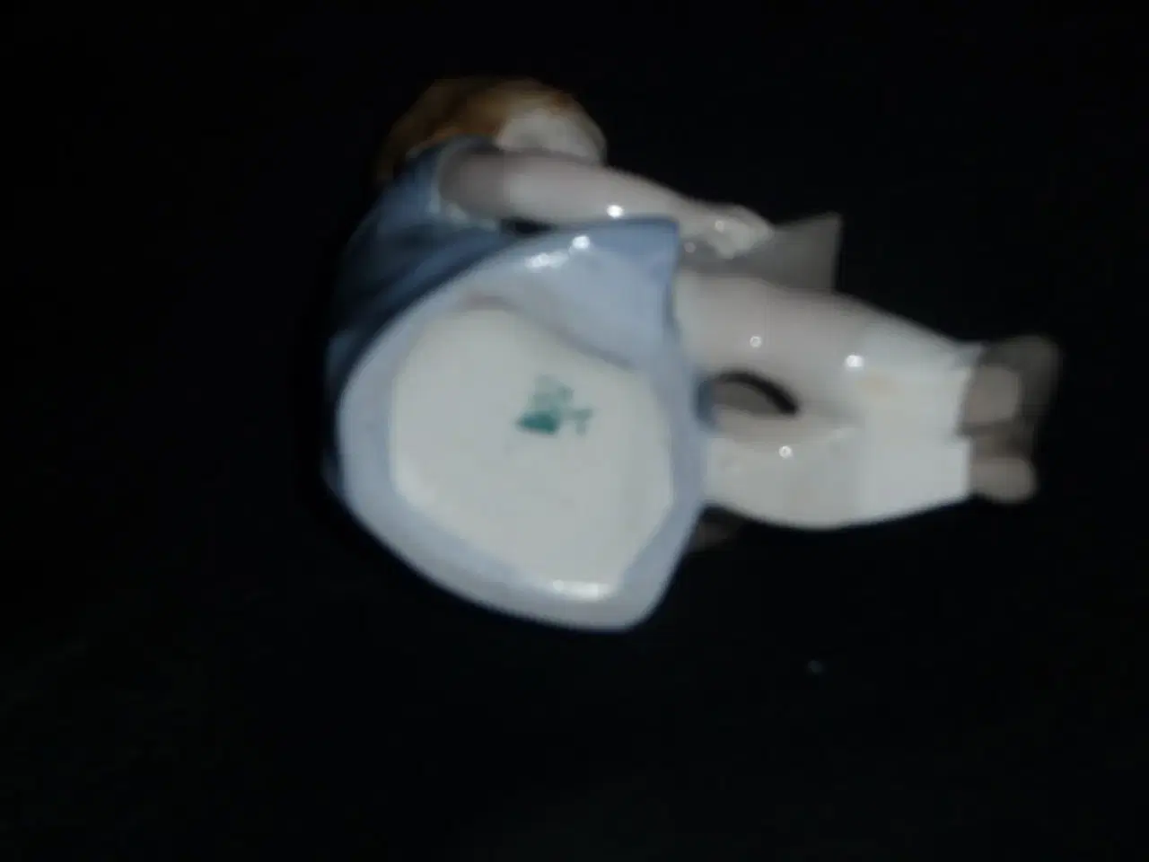 Billede 5 - porcelæns figur af en pige der læser