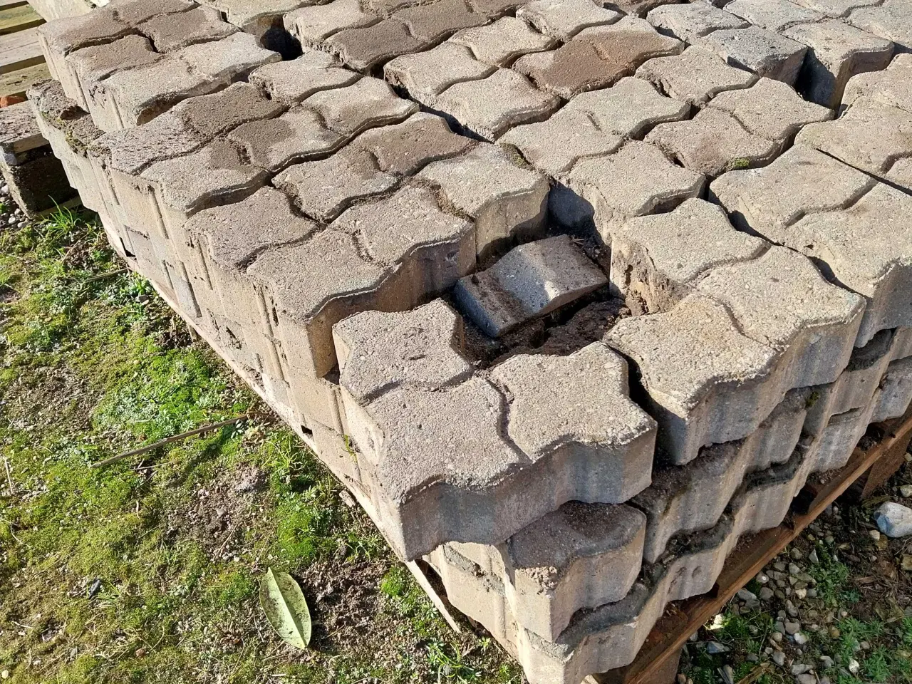 Billede 2 - Køresten/ fliser  Bortgives