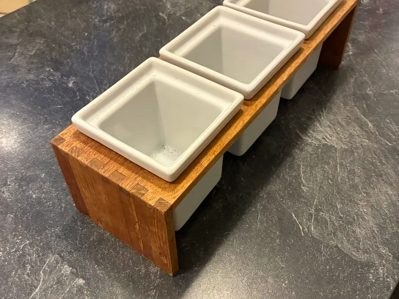 Billede 2 - Teaktræ krydderistativ med 3 krukker