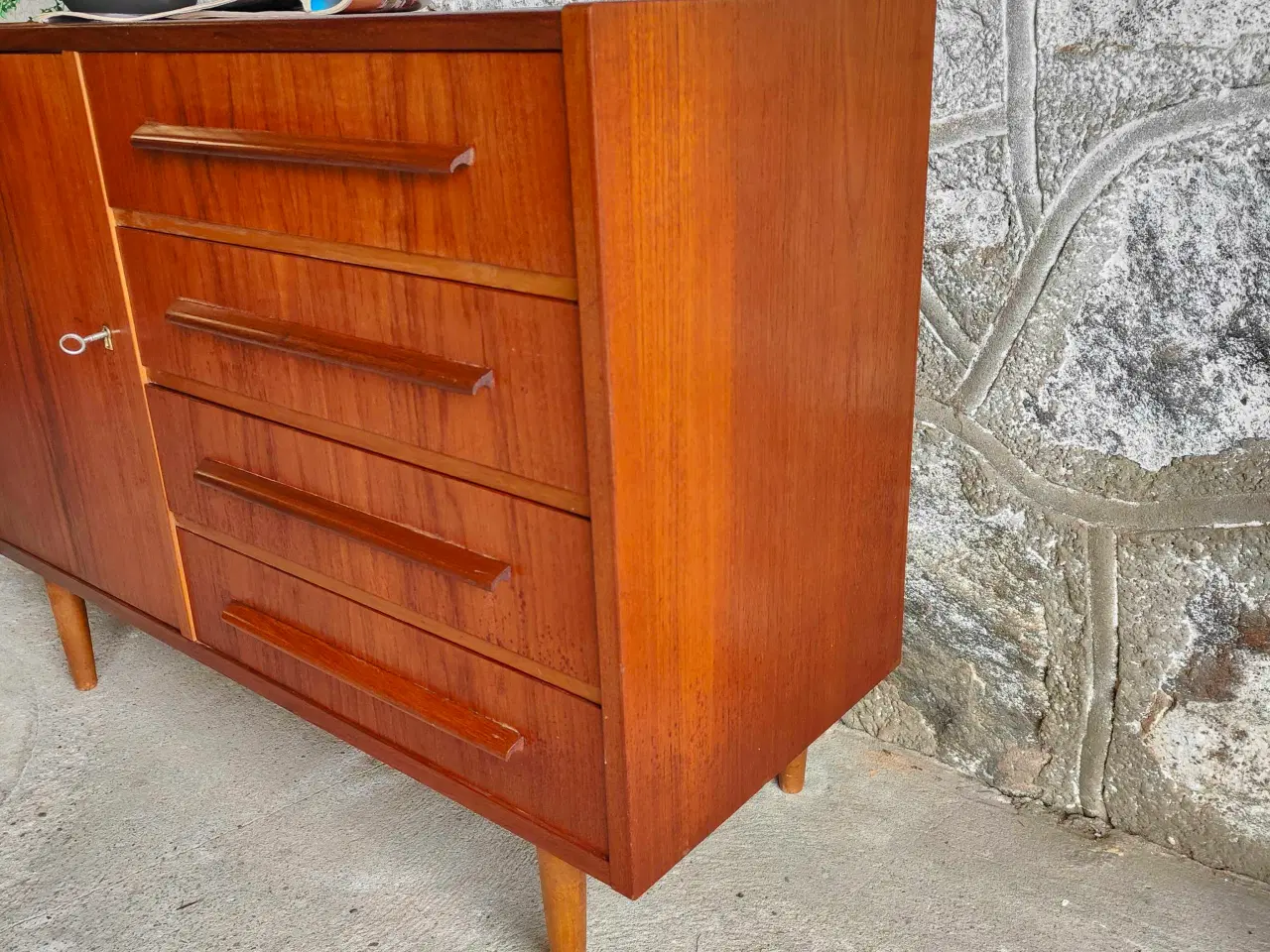 Billede 2 - Mindre lav teaktræs skænk med skuffer og låge