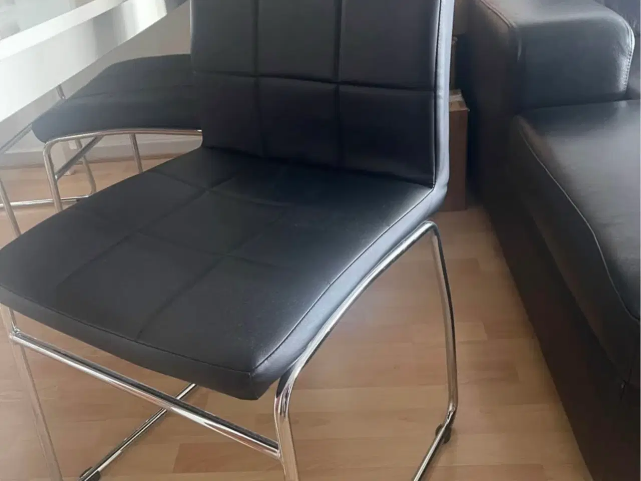 Billede 5 - Spisebord og 4 stole 