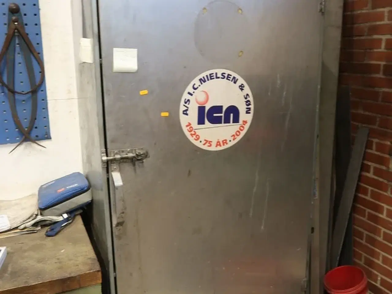 Billede 1 - Stålskab med div. Værktøj, plejemidler m.m.