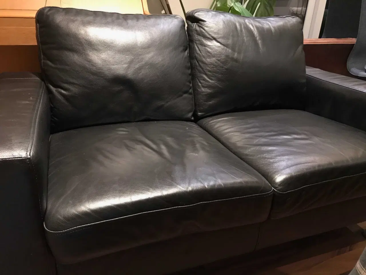 Billede 2 - To og trepersoners sofa i sort læder