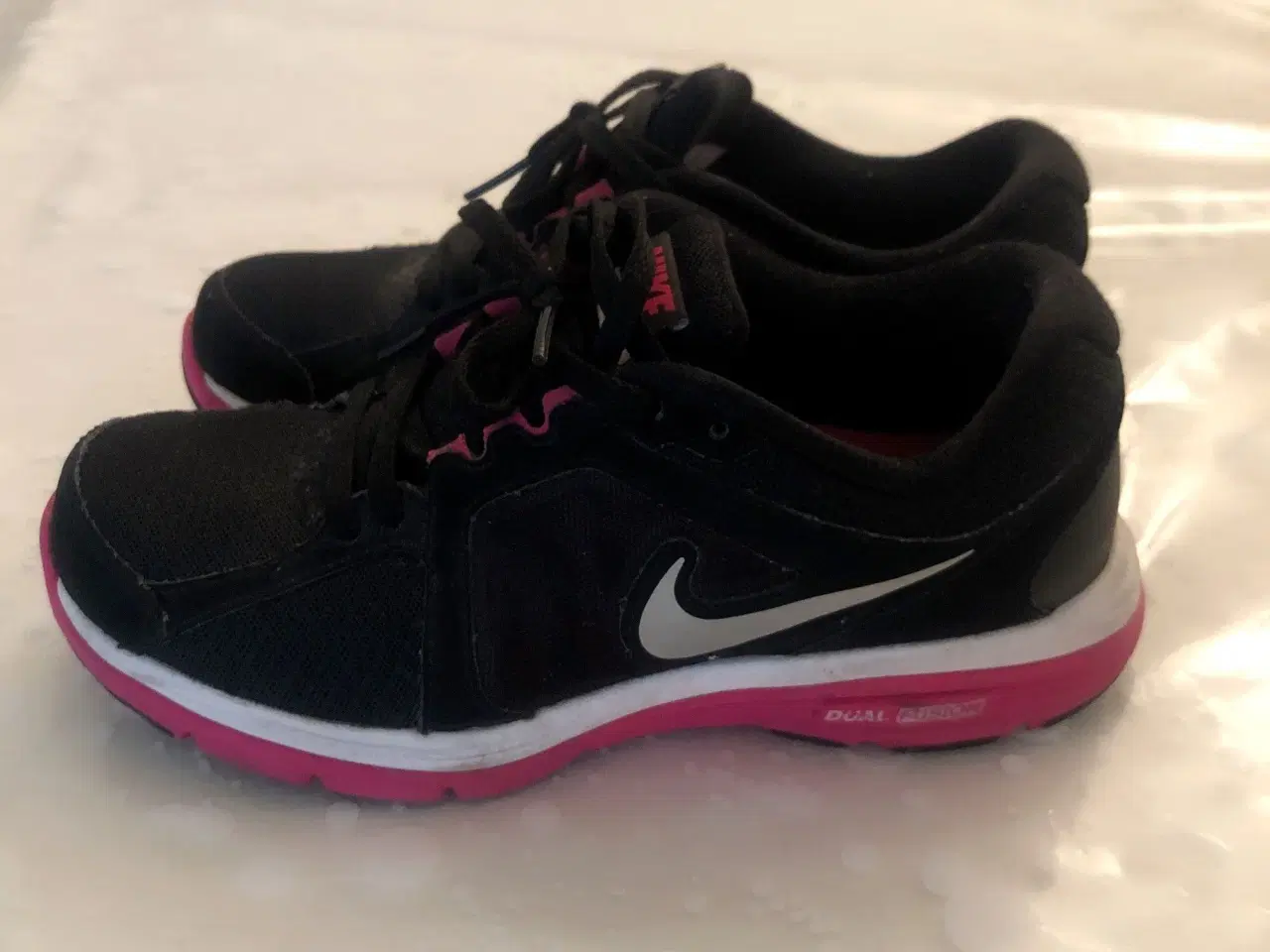 Billede 1 - Nike sneakers str 36,5. Sorte med pink og hvidt