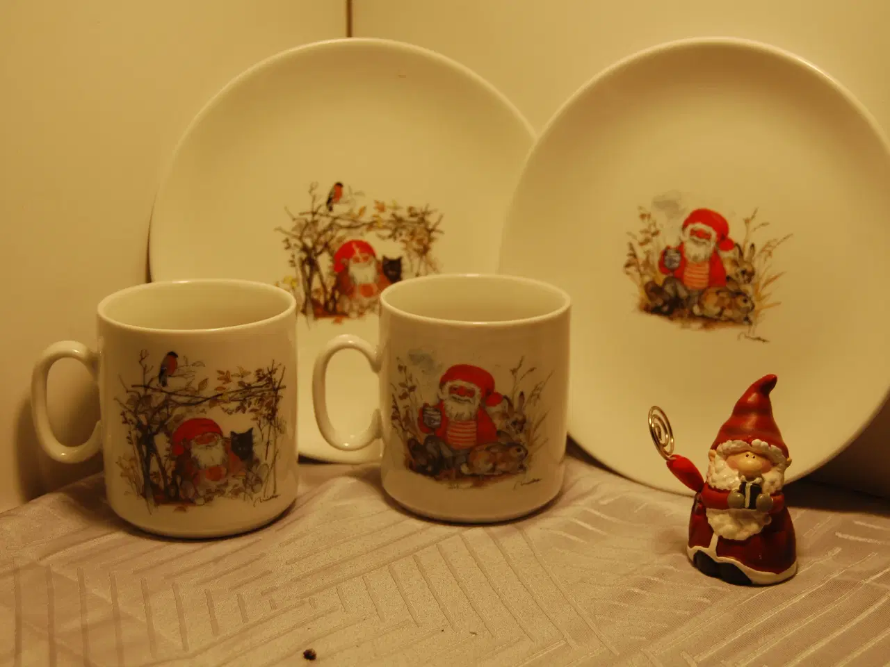 Billede 1 - Lot 5.    2 kopper 2 talerkener og en nisse.     