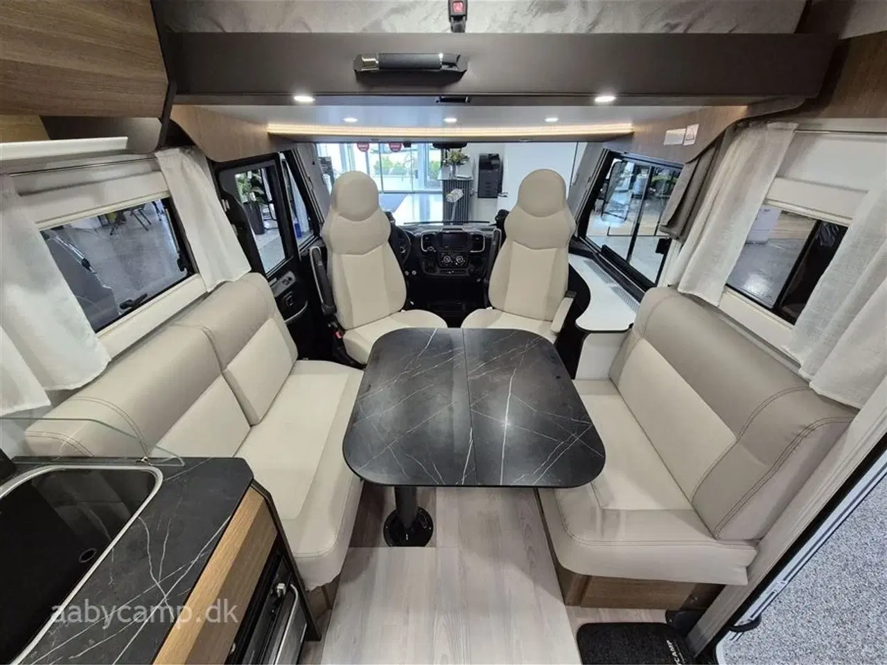 Billede 9 - 2024 - Benimar Amphitryon 967 Northautokapp   Nk.Pakke. Automatgear. solceller. 200Ah Lithium. 2000W inverter. luftundervogn på bagaksel. Hydrauliske støtteben. Alarm. Gasbageovn. Elektrisk tømning af frisk/spildevand. 3m vandfilter. tv samt internet antenne. Kan vejes op til 4400 kg.