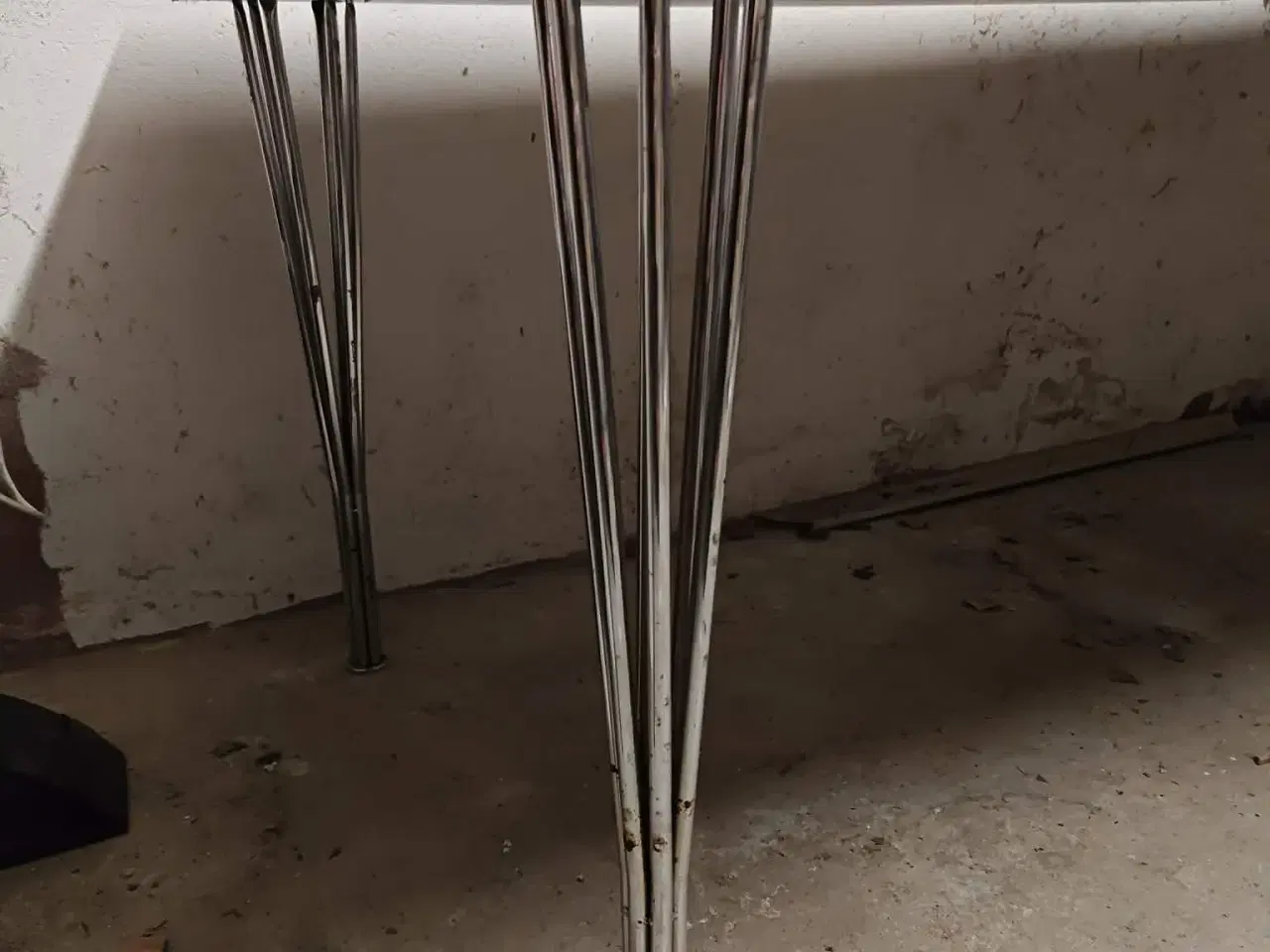 Billede 3 - Sort bord – stabilt og anvendeligt 🖤