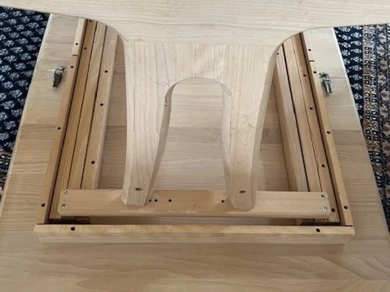 Billede 3 - Spisebord i massiv bøg med 2 tillægsplader (finer)