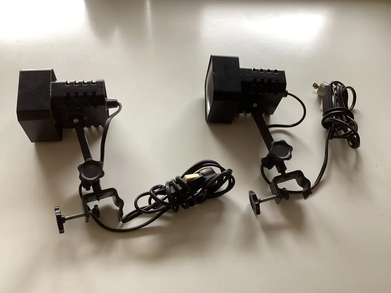 Billede 1 - 2 fine sorte Flipper Spot lamper med bøjle