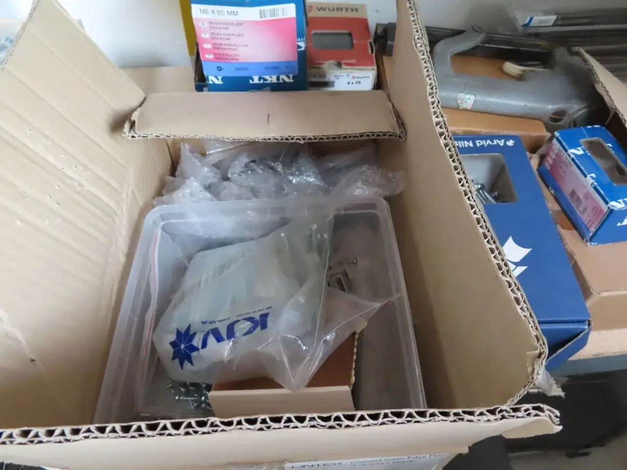 Billede 8 - Reol med indhold (Se billeder)