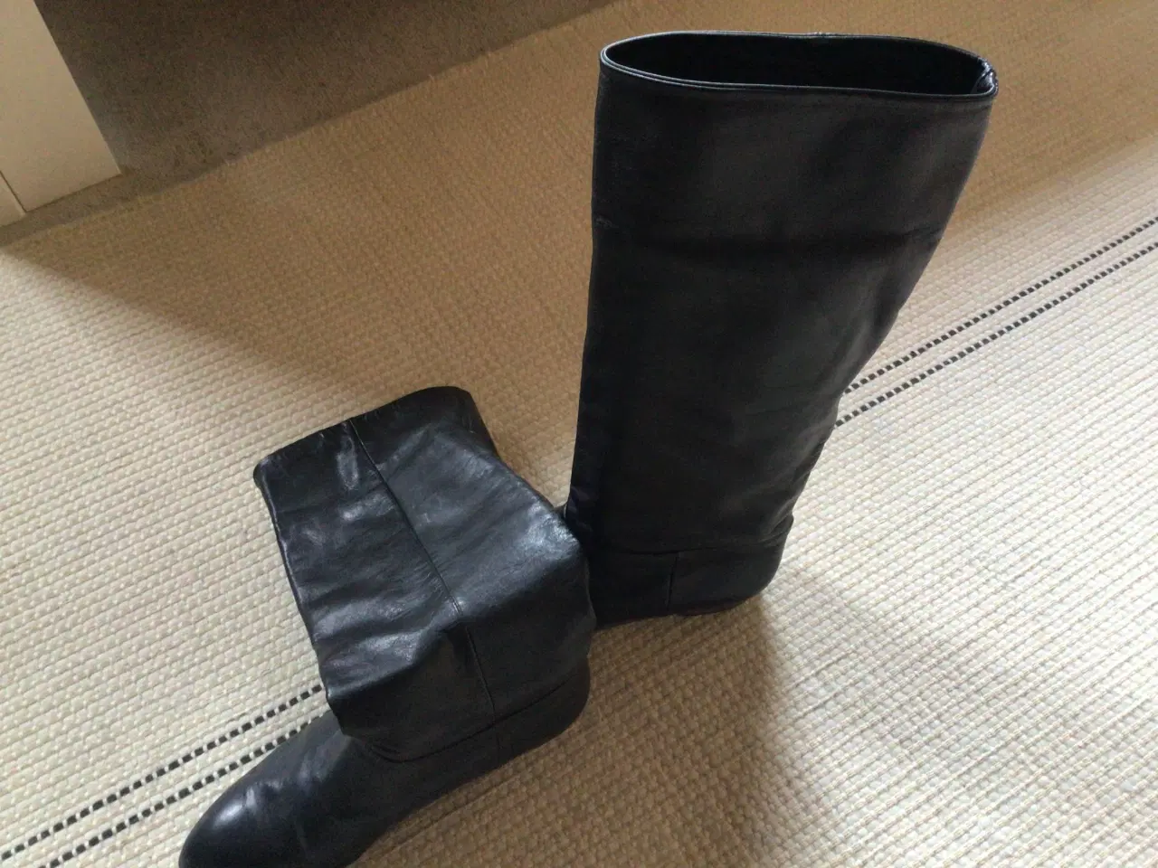 Billede 1 - Sorte knælange skindstøvler