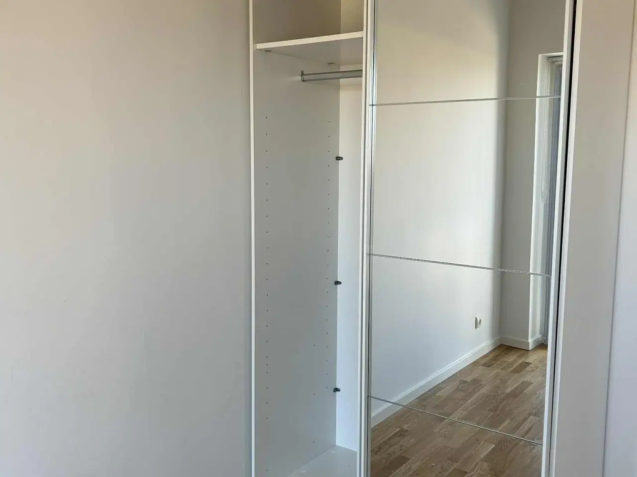 Billede 5 - Skab med skydelåger