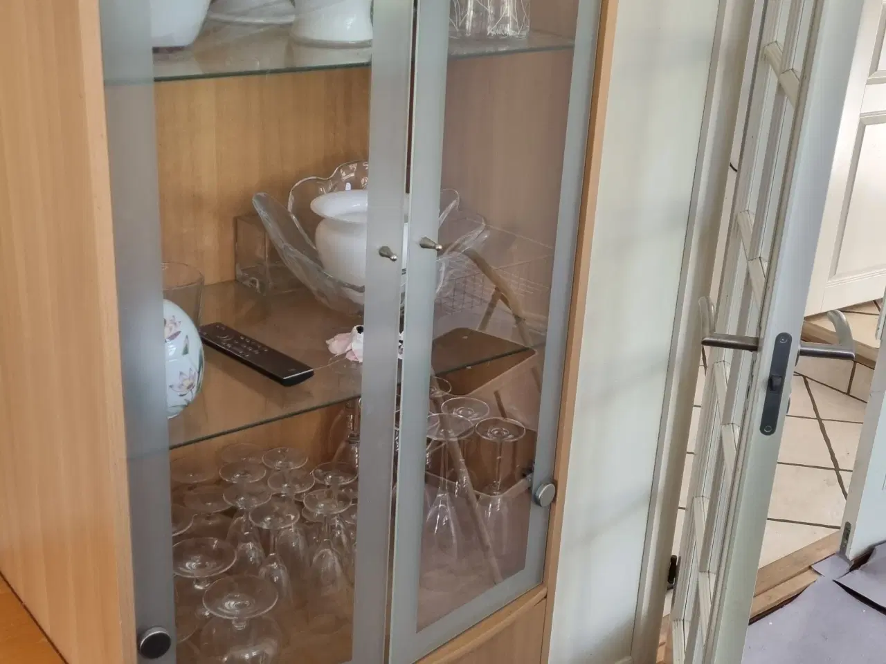 Billede 2 - Glasskab og kommode