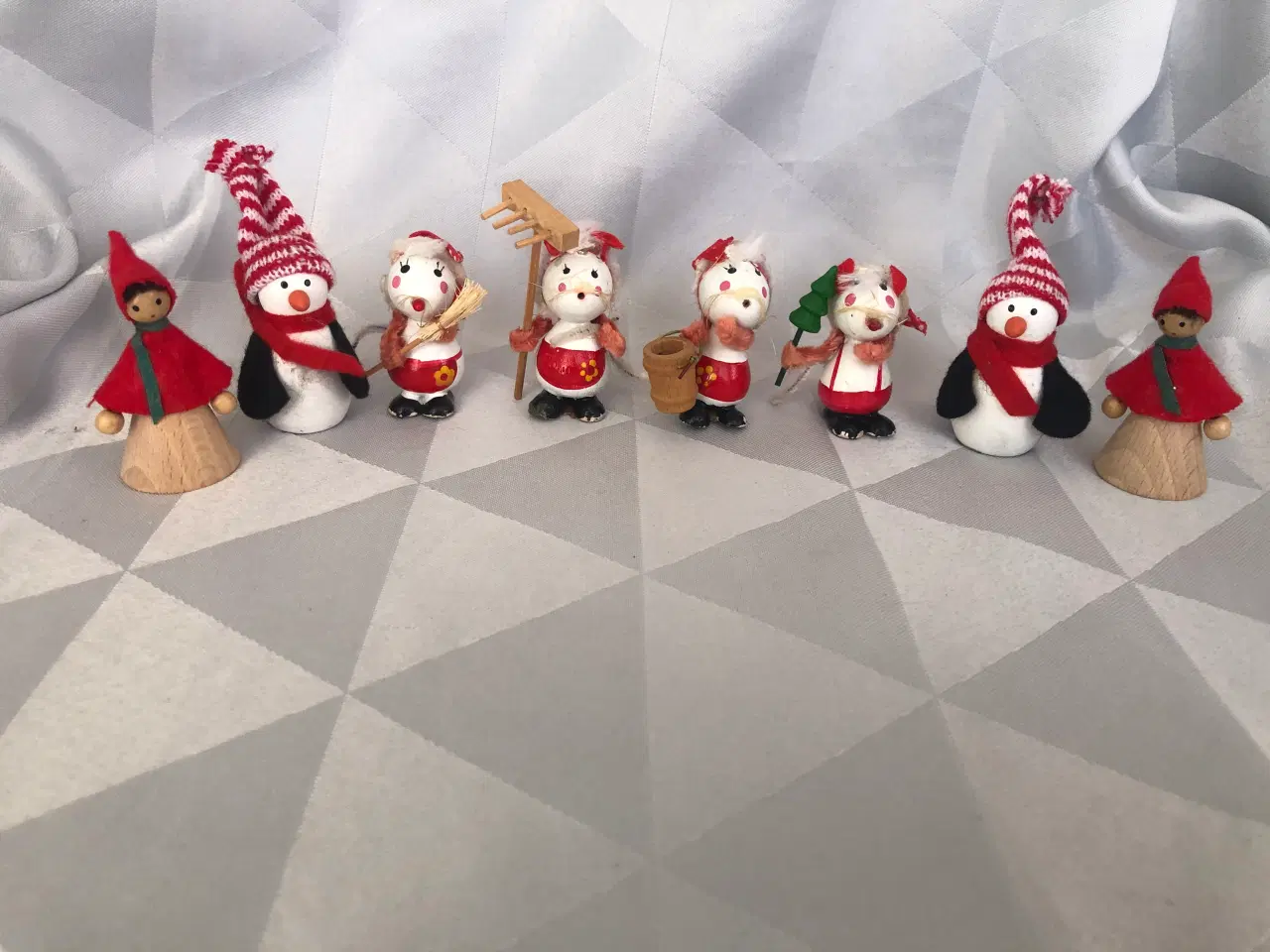Billede 1 - 8 små jule træ figurer 