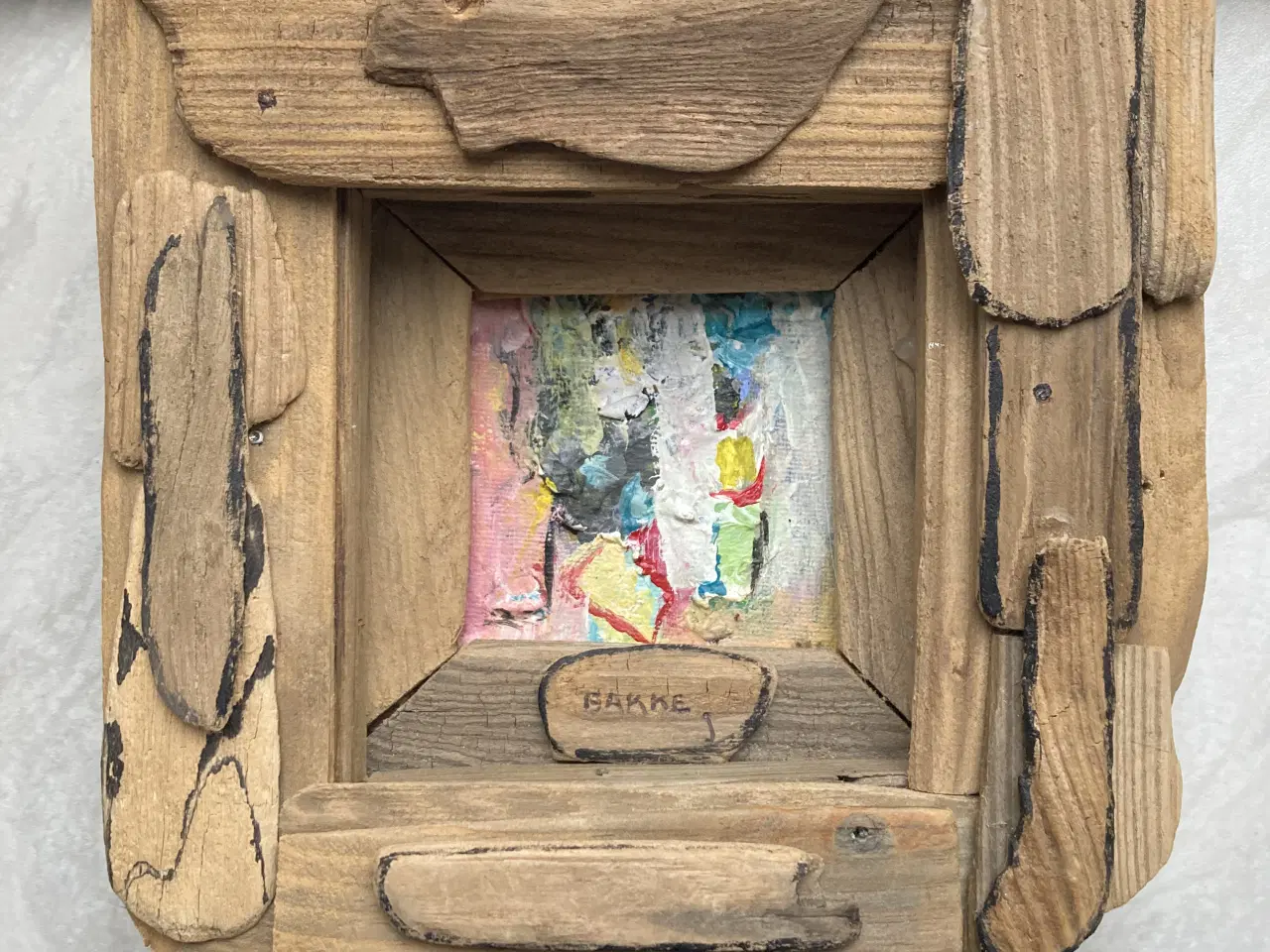 Billede 1 - Malerier med drivtømmer rammer Erik Bakke, bornhol