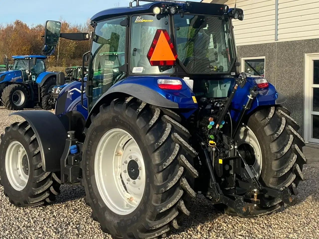Billede 7 - New Holland T5.100 Blue Power udstyrs model, med brede hjul, frontlift og ekstra lys.