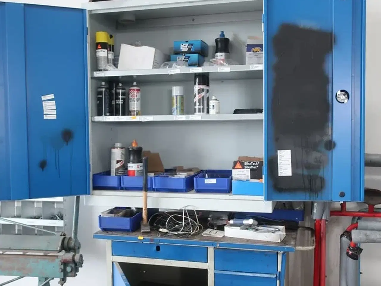 Billede 1 - Værkstedsvogn samt skab med indhold