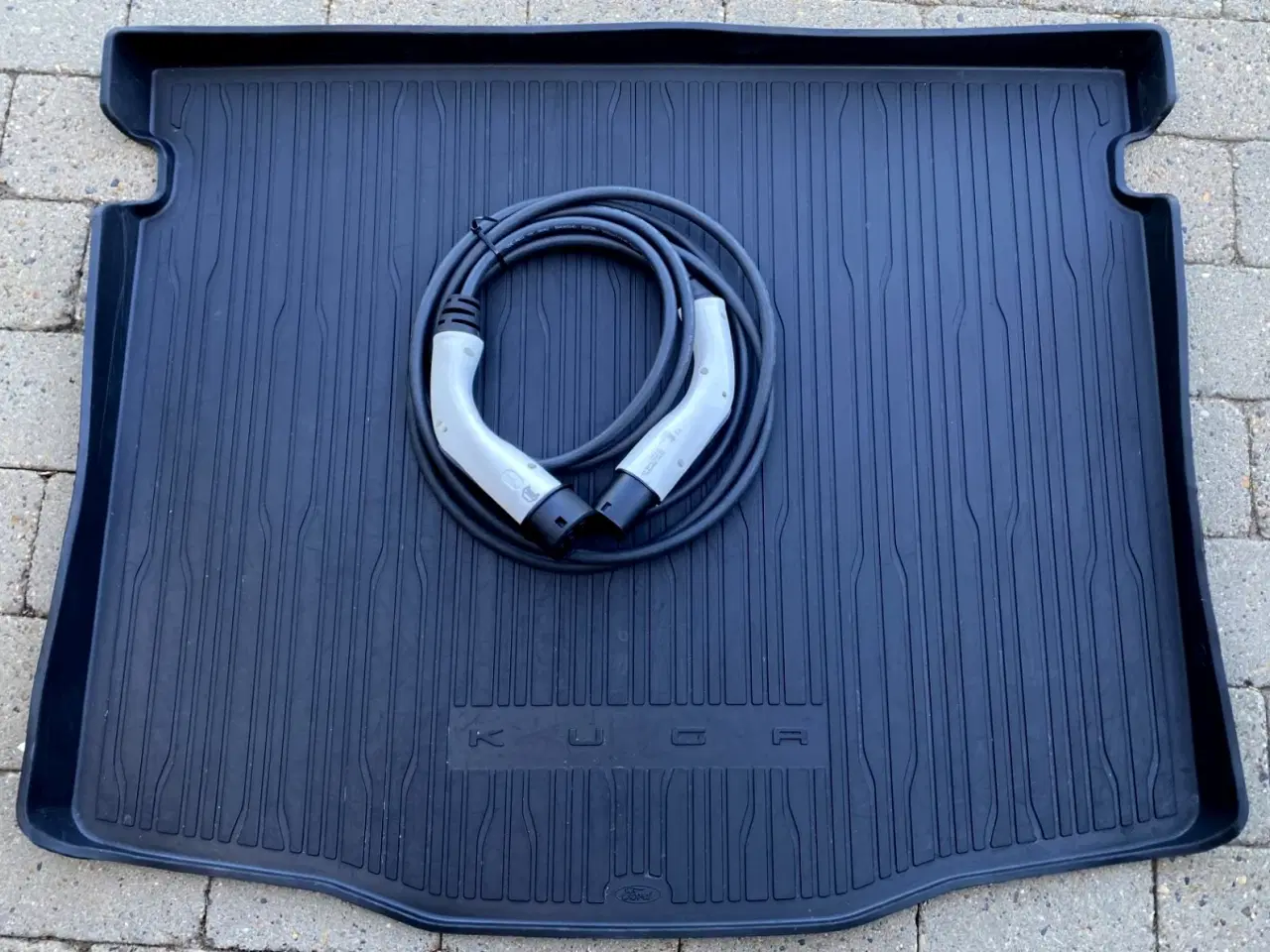 Billede 1 - Ford KUGA Bagegerumsbakke og Ladekabel