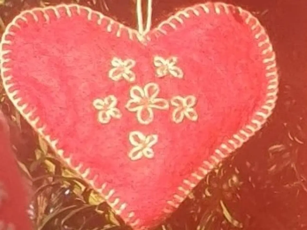 Billede 8 - Røde hjerter og kugler. Antikt pynt.