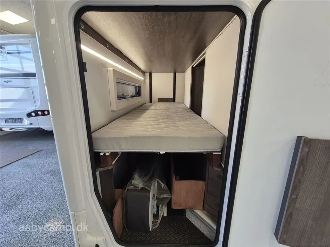 Billede 25 - 2023 - Benimar Amphitryon 983   Solceller. 2x Batterier. 2000w inverter. markise. A/C i bo-del. helårsdæk. undervognsbehandling. helårsdæk. Elektrisk indgangstrin. kun 16000 km!!!