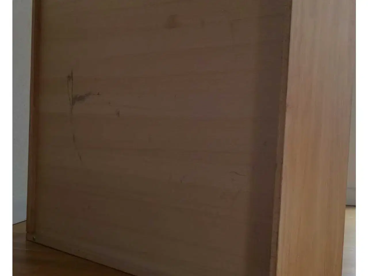 Billede 6 - Pænt og velholdt vitrineskab til ophæng sælges 