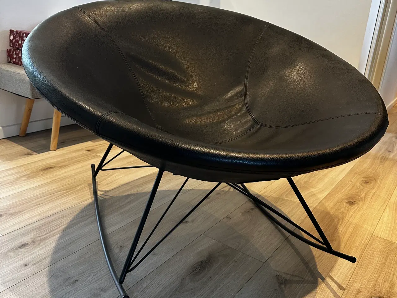 Billede 1 - Gyngestol står som ny