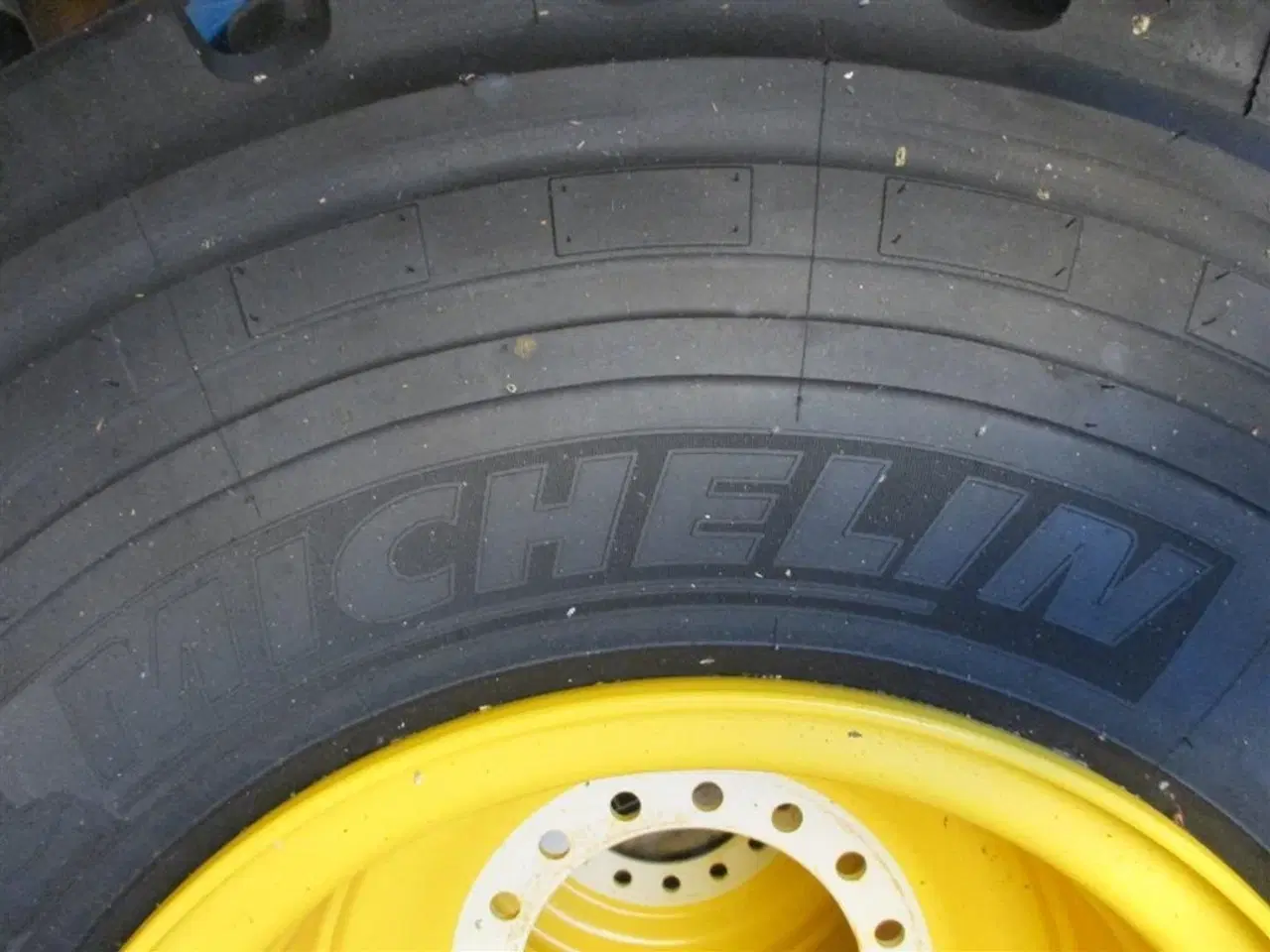 Billede 3 - Michelin 20,5R25 Komplet fabriksnyt sæt på Volvo fælge.