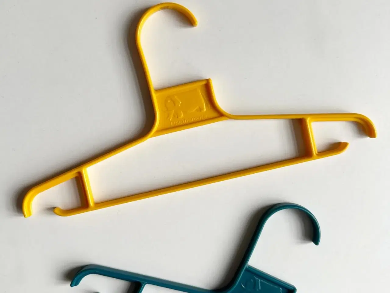 Billede 4 - Mothercare børnebøjler af plast, 2 stk samlet