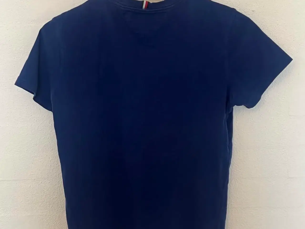 Billede 2 - Mørkeblå t-shirt fra Tommy Hilfiger