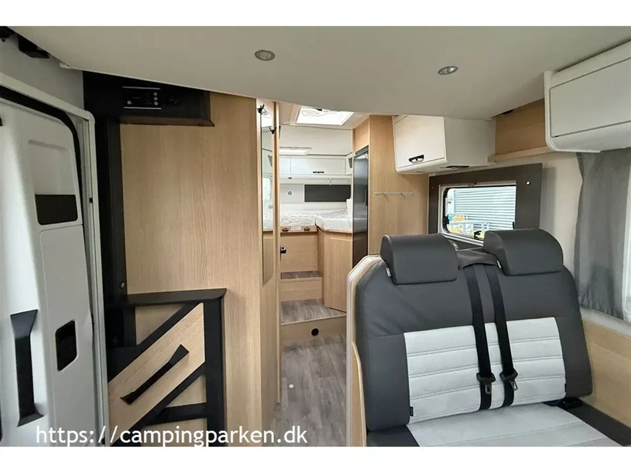 Billede 10 - 2026 - SunLight   Ny grundplan med enkeltsenge, sænkeseng og under 7 meter, med automatgear