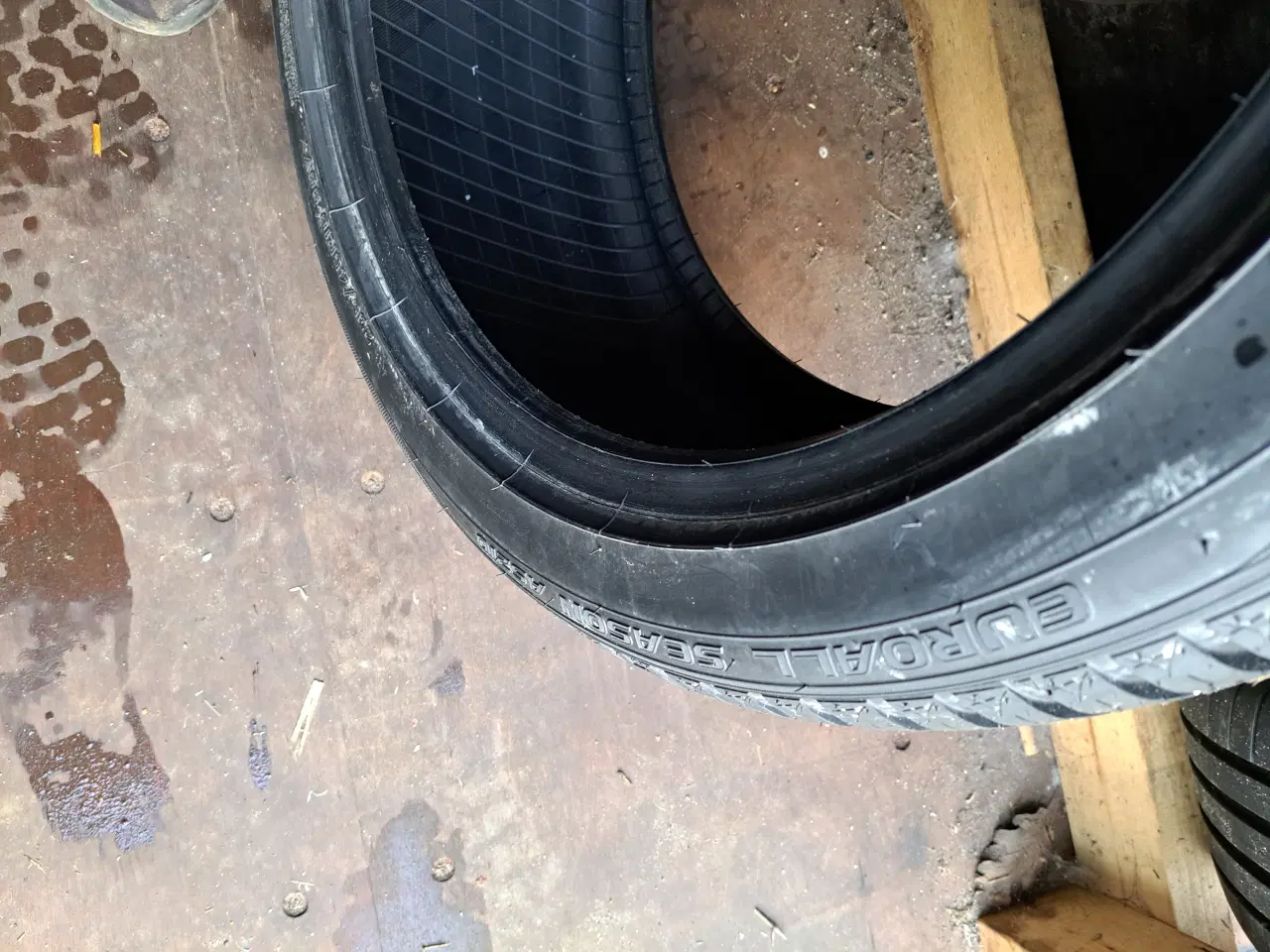 Billede 3 - Fine helårsdæk 235/45/18 fra 2022