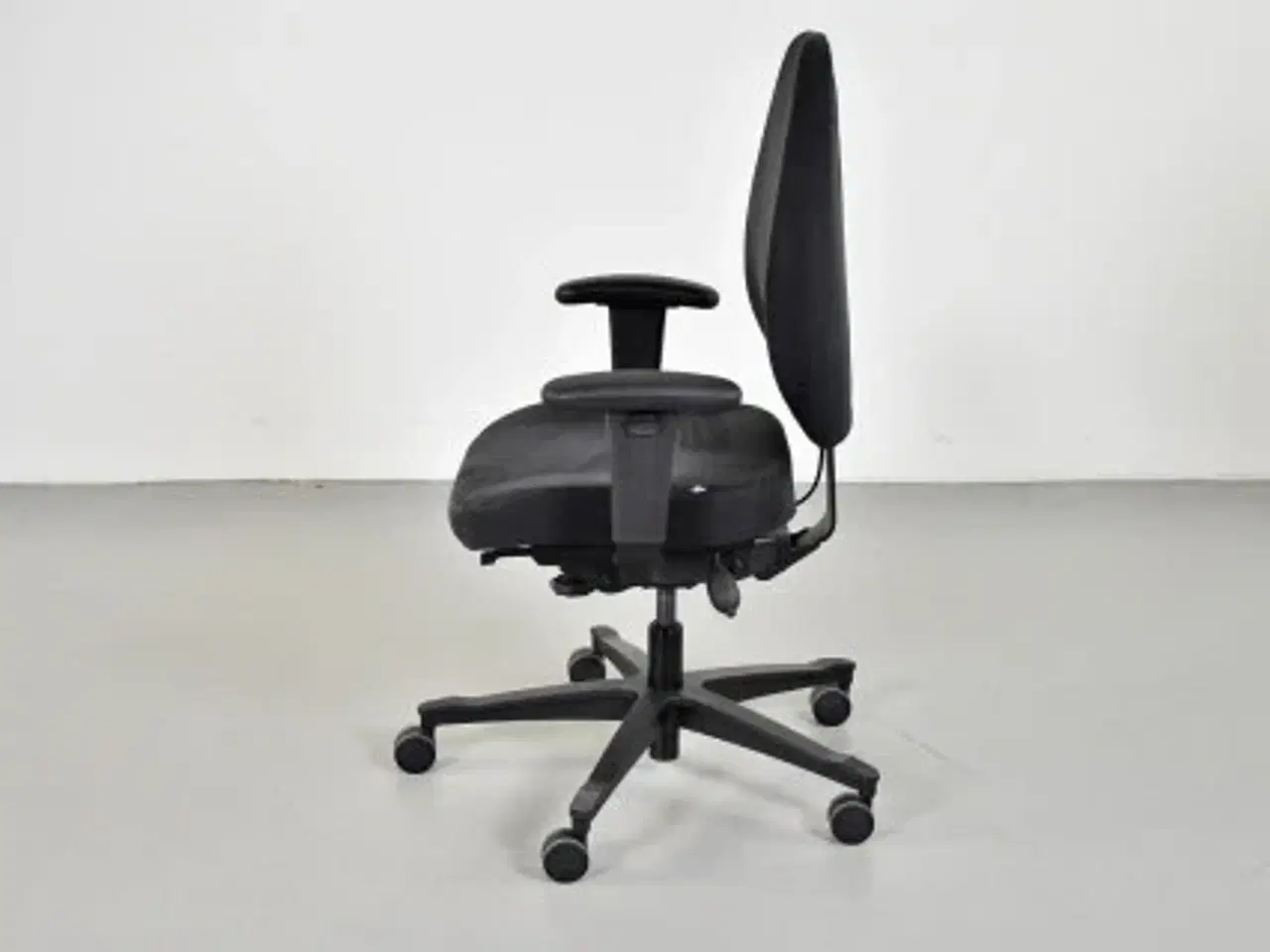 Billede 2 - Efg kontorstol med sort polster og armlæn