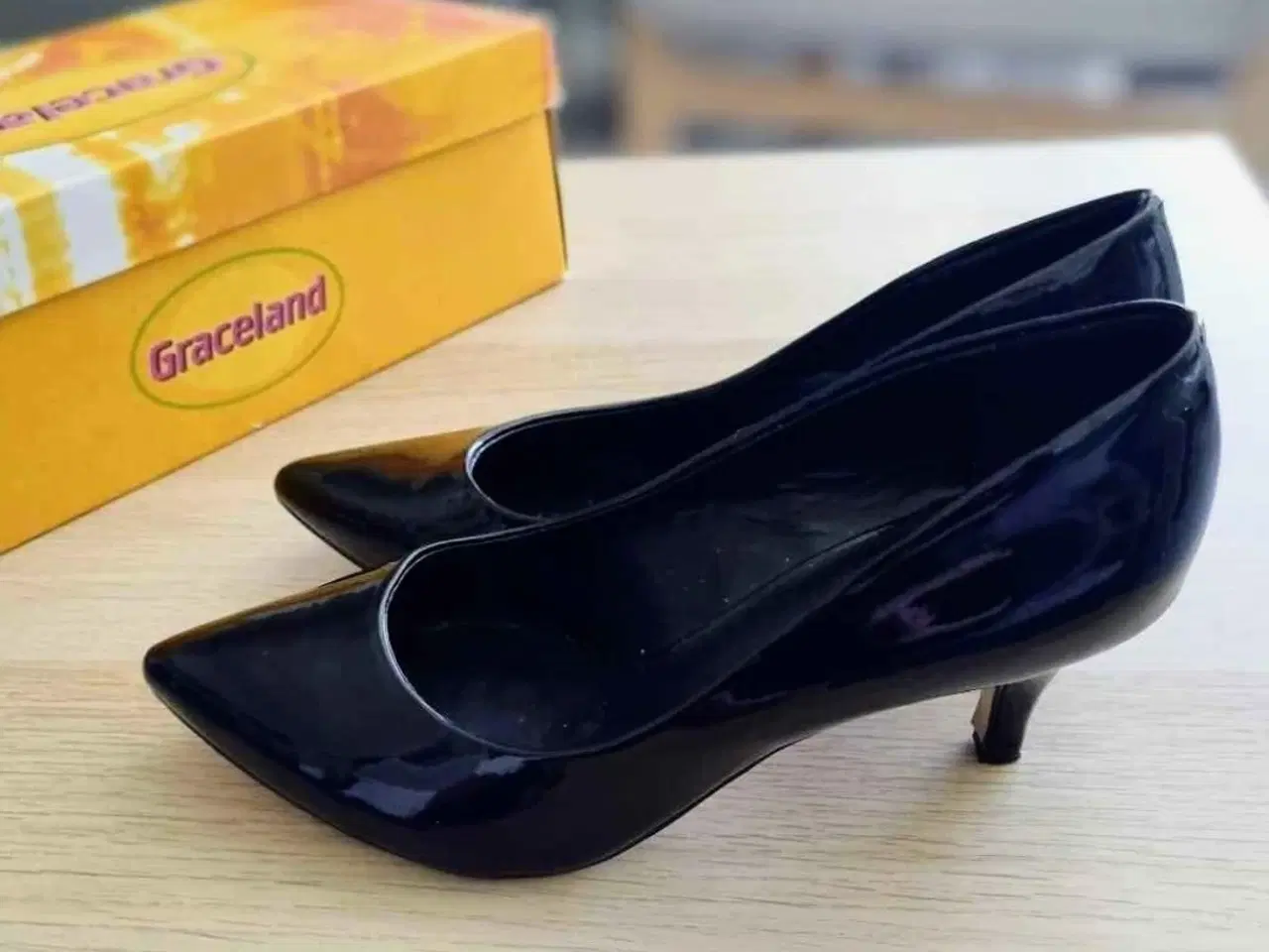 Billede 2 - Flotte sorte lak pumps fra Graceland str 36