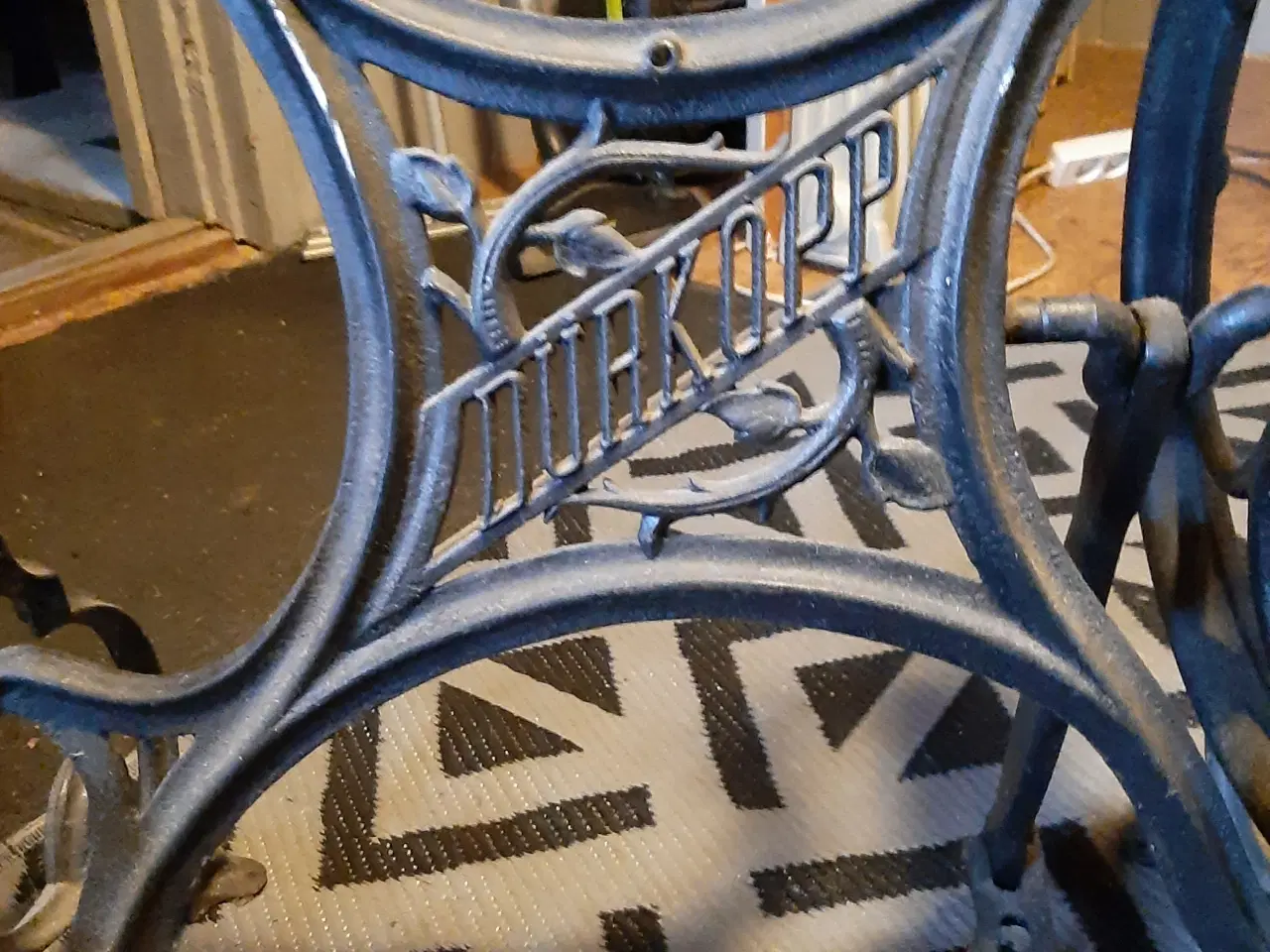 Billede 6 - Meget gammelt symaskin bord.