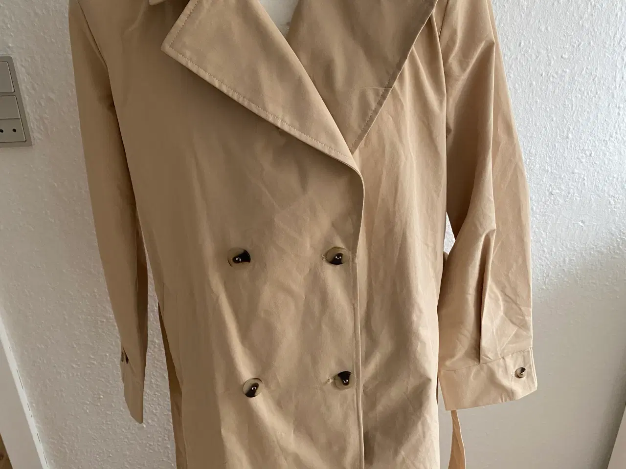 Billede 10 - Beige Trenchcoat fra Vila 