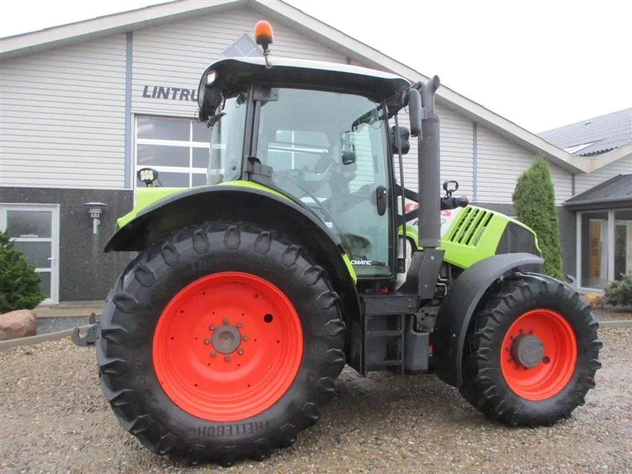 Billede 17 - CLAAS ARION 550 C-matic med frontlift, affjedret foraksel og affjedret kabine.