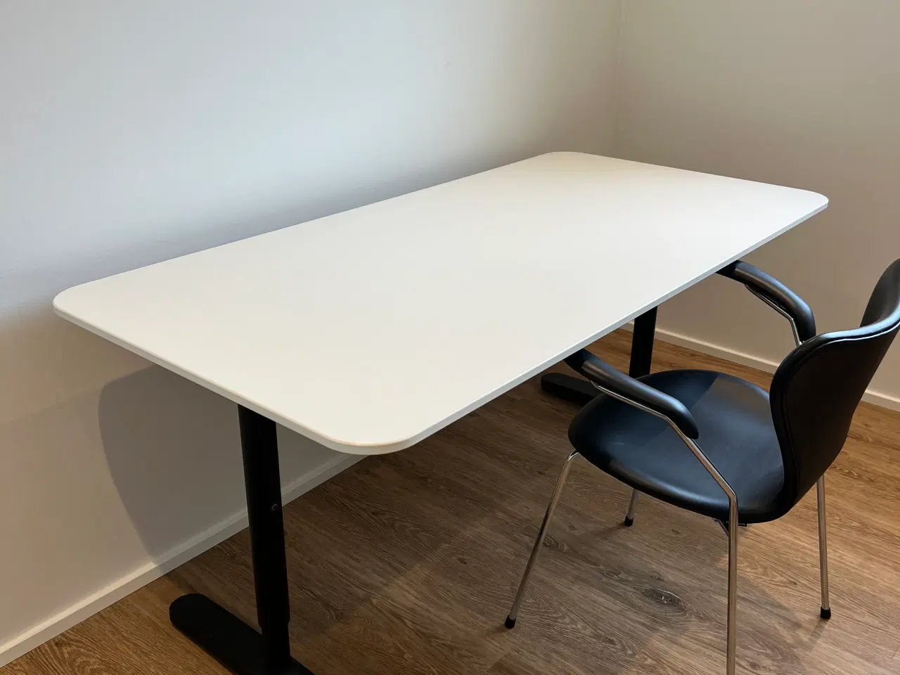 Billede 1 - Skrivebord - som nyt!