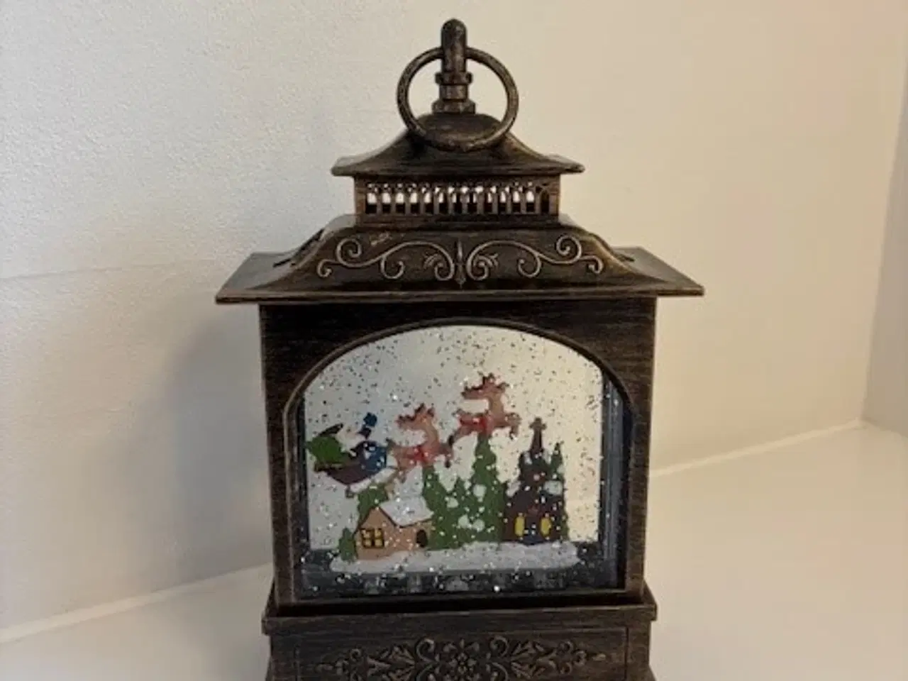 Billede 3 - Lanterne med julemand og rensdyr med vand og sne o