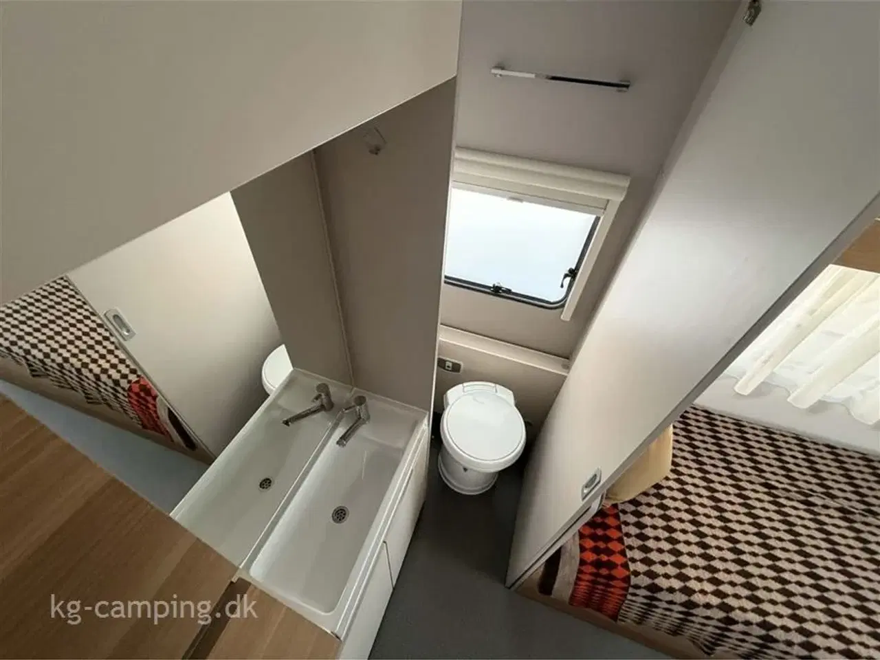 Billede 10 - 2021 - Adria Adora 572 UT   Flot enkeltsengsvogn med mover og soltelt. Velholdt og mulighed for nedvejning til 1700 KG