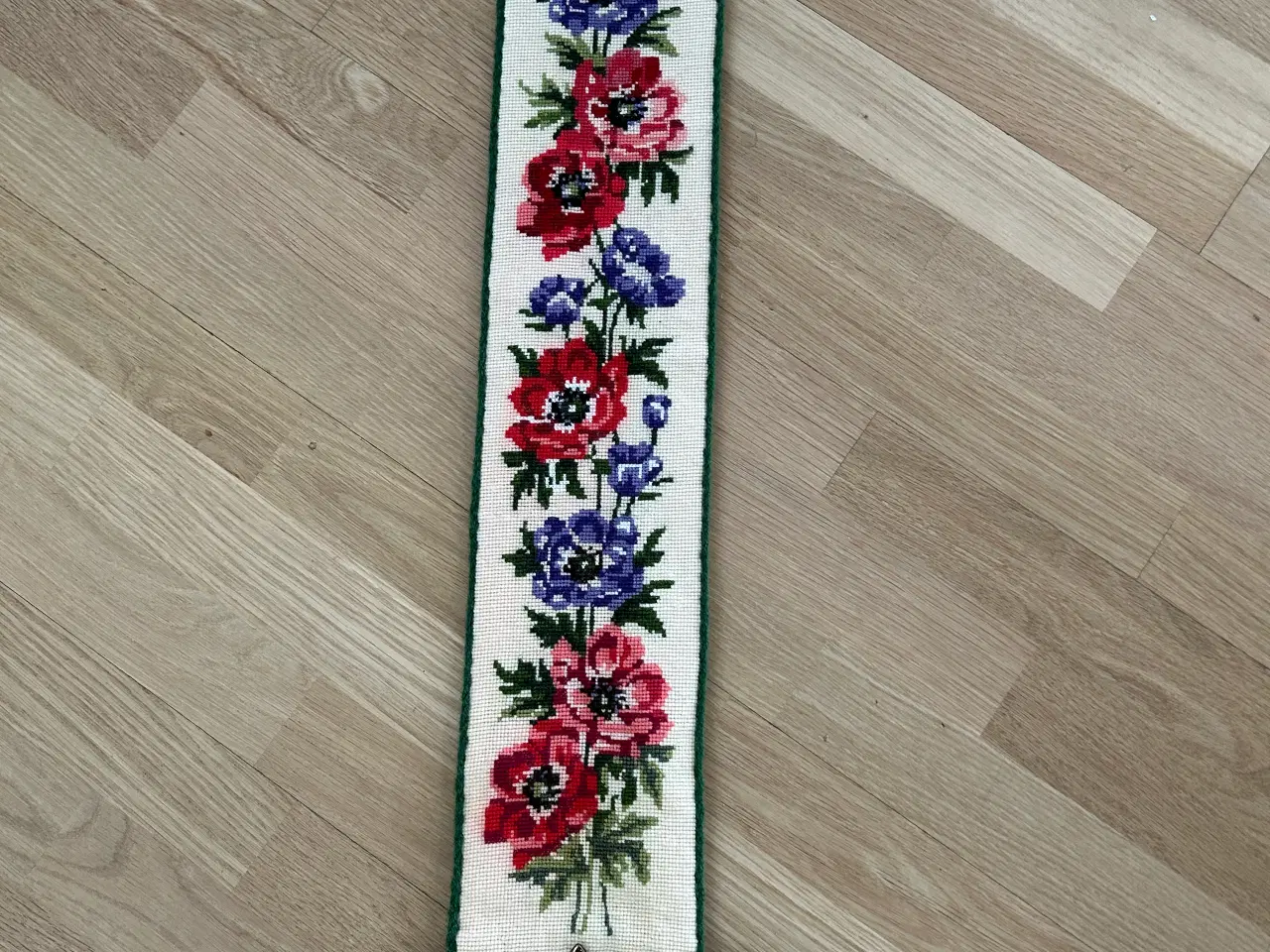 Billede 1 - Broderet klokkestreng med blomster deco