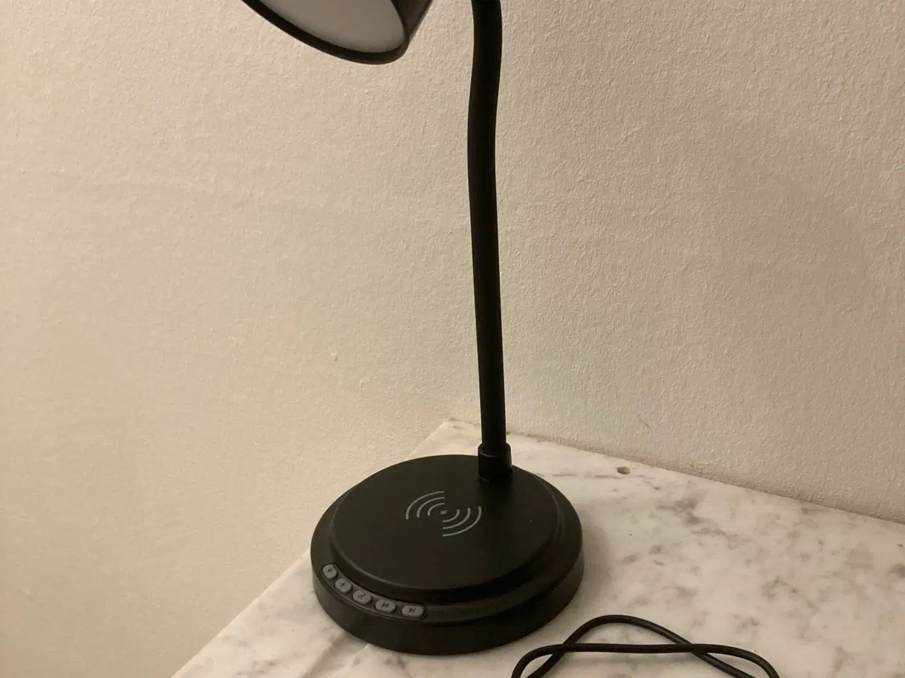 Billede 1 - Natbordslampe m. trådløs oplader og højtaler
