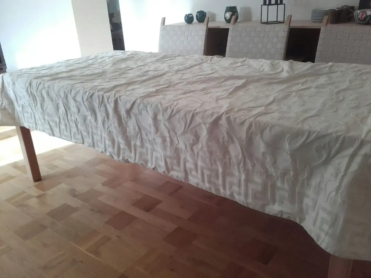 Billede 1 - Dug /sengetæppe i creme m flotte mønstre