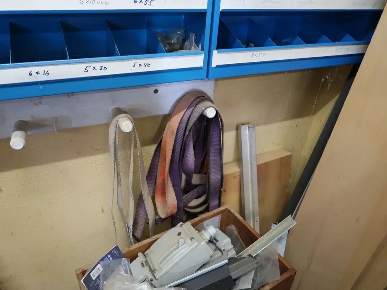 Billede 5 - Løftekrog, sandpapir m.m.