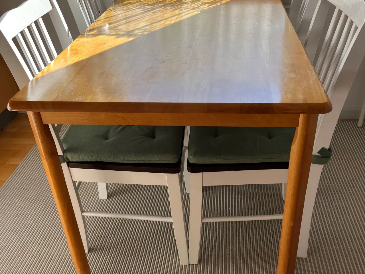 Billede 1 - Spisebord med fire stole