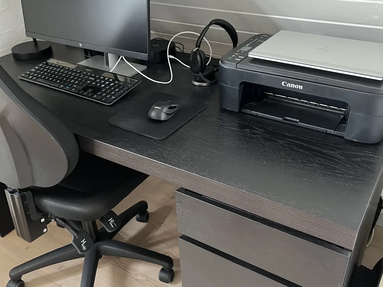 Billede 2 - Flot sort skrivebord 