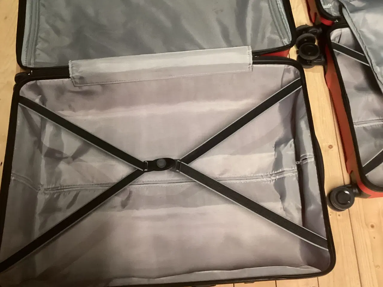 Billede 2 - 2 røde hardbox kufferter - 1 mellem og 1 stor