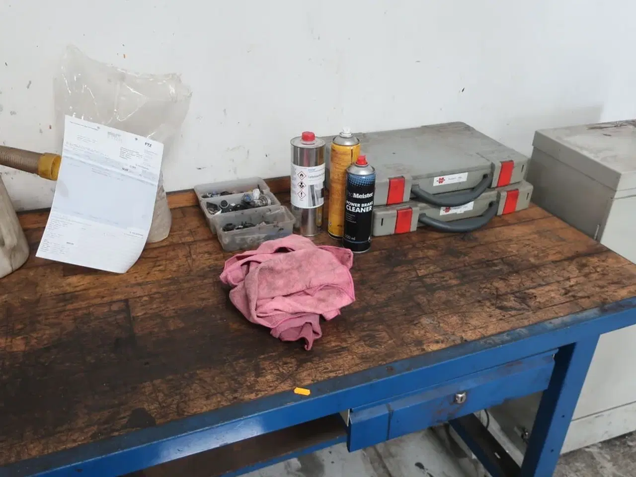 Billede 4 - Arbejdsbord med indhold