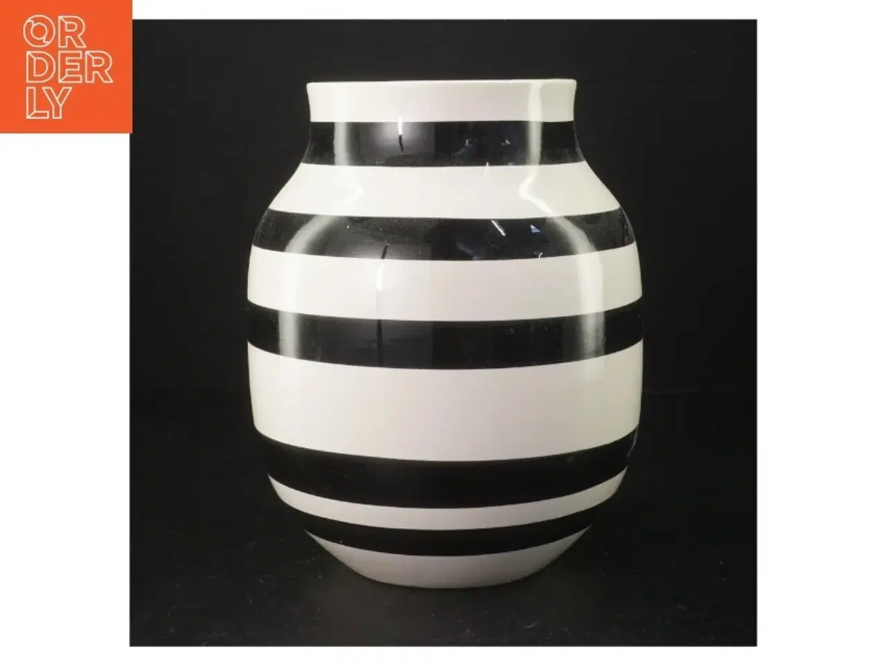 Billede 1 - Rund vase med sorte og hvide striber fra K&#228;hler (str. 20 cm)
