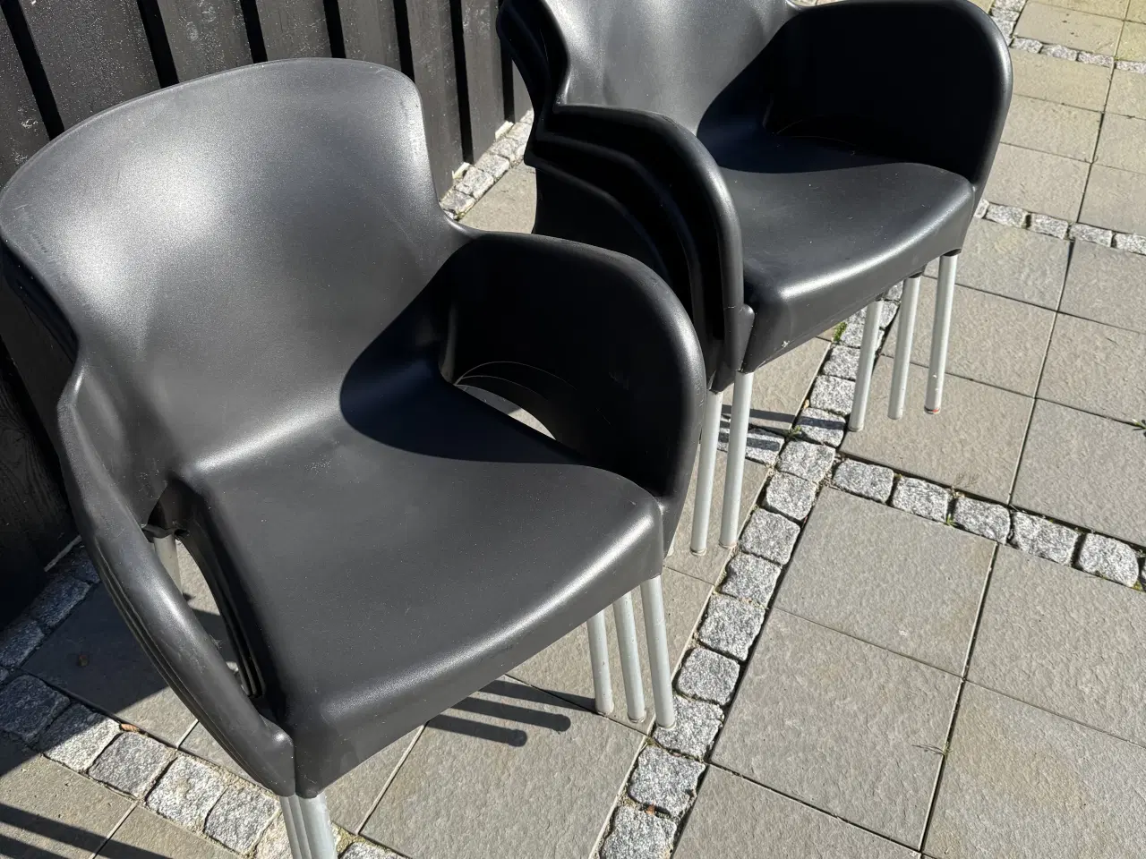 Billede 3 - Havestole sort plast med armlæn